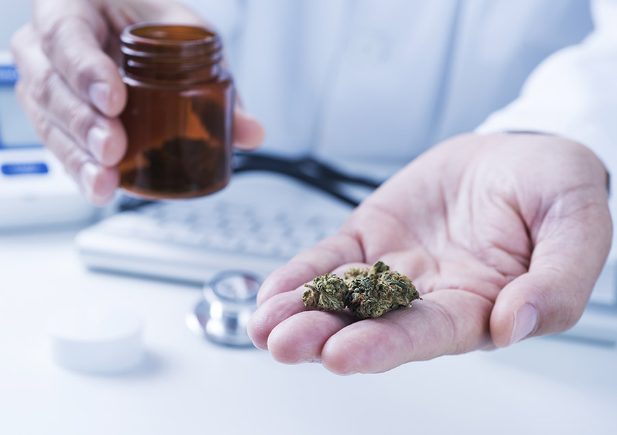 Arzt verordnet Cannabis zur Therapie bei Hämophilie.