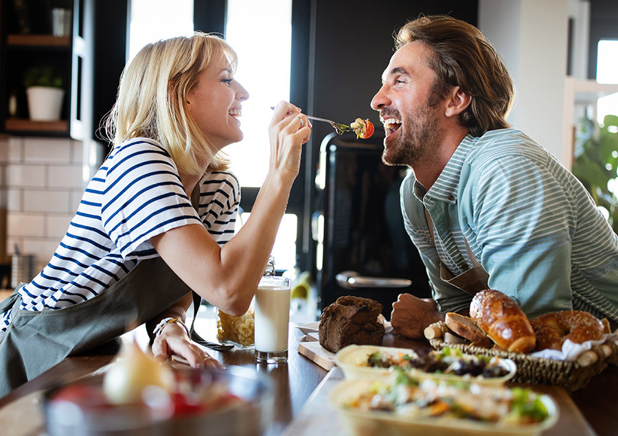 Paar mit Hämophilie achtet auf gesunde Ernährung.