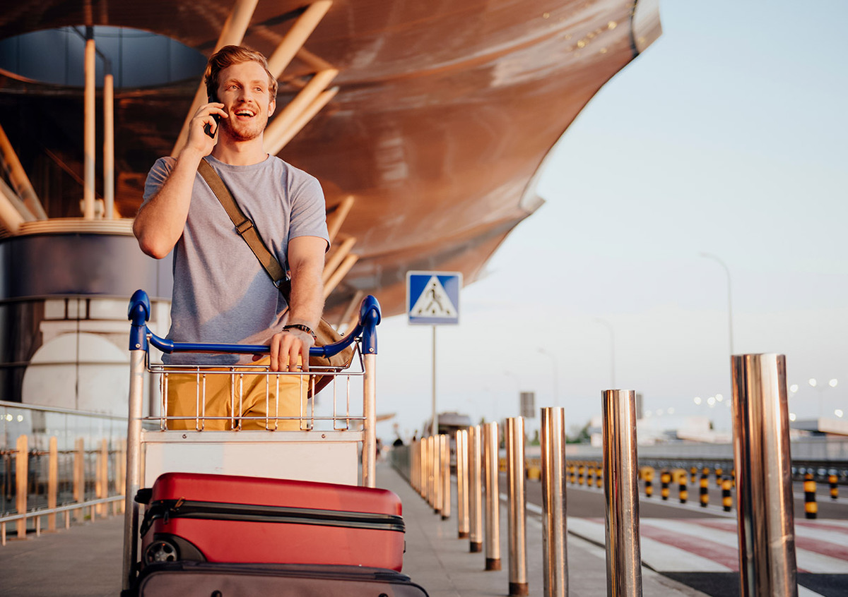Mann mit Hämophilie geht auf Reisen.
